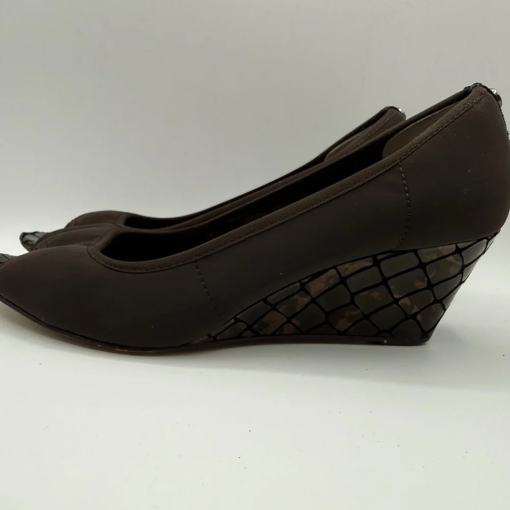 Donald J Pliner Brown Fabric Peep Toe Wedge Pumps Croc Embossed Heel 8.5M